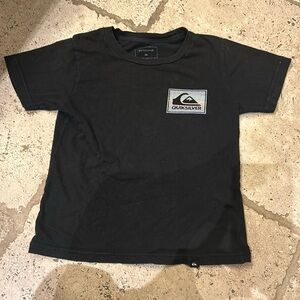 Size 6 quiksilver tee !